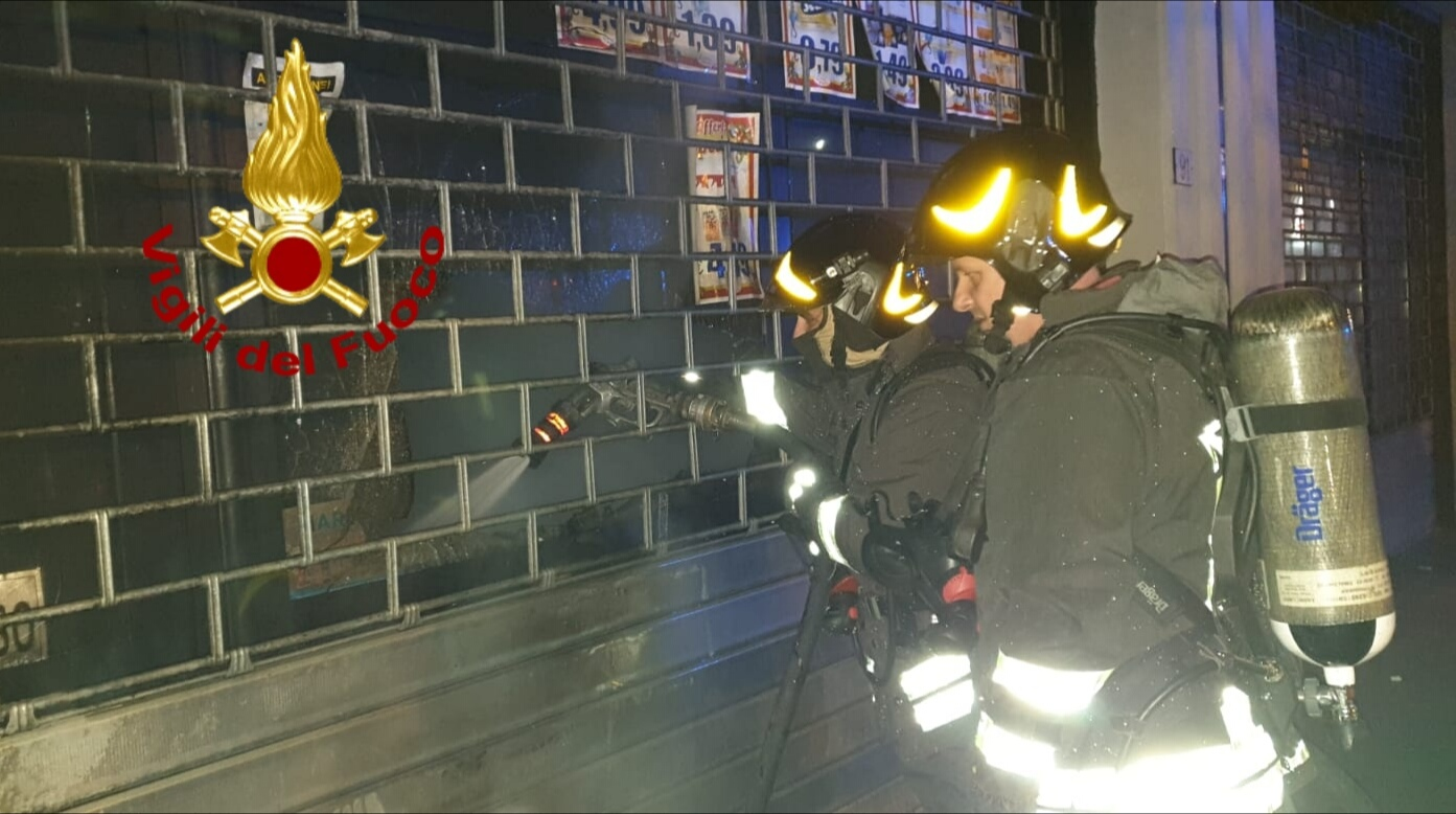 Monteforte Irpino| In fiamme l’ingresso di un negozio di detersivi, indagano i carabinieri
