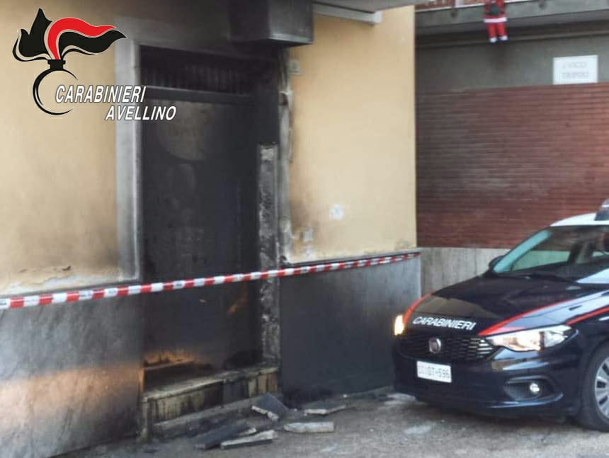 Atripalda| Negozio in fiamme nella notte, indagano i carabinieri