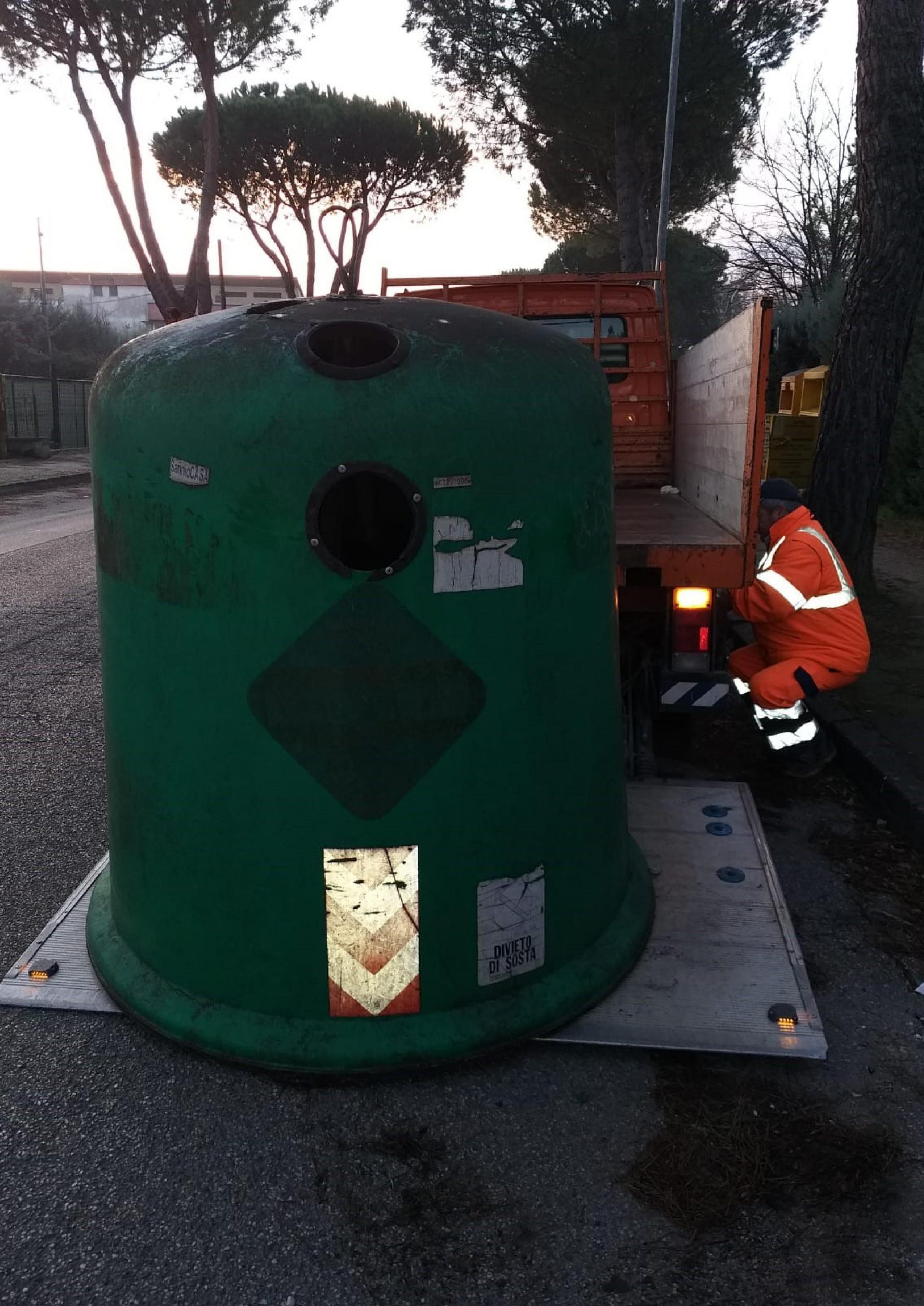 Benevento| Asia: al via la rimozione delle campane del vetro