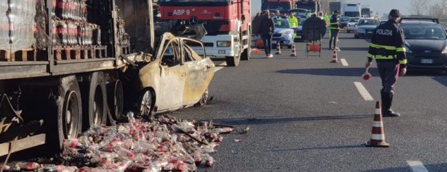 Impatto con un camion di bibite, conducente di una Peugeot muore carbonizzato sull’A16