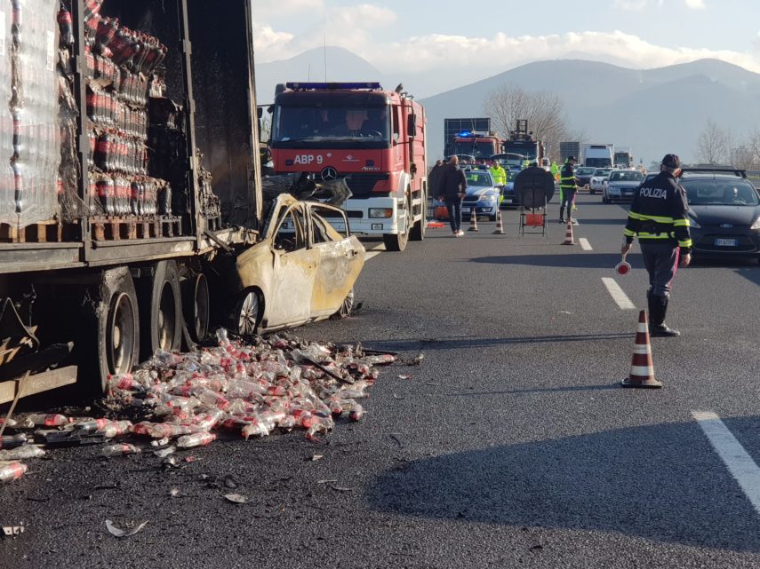 Impatto con un camion di bibite, conducente di una Peugeot muore carbonizzato sull’A16