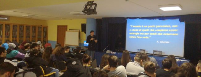 Benevento| Bullismo e cyberbullismo, incontro con la Polizia postale all’istituto “Le Streghe”