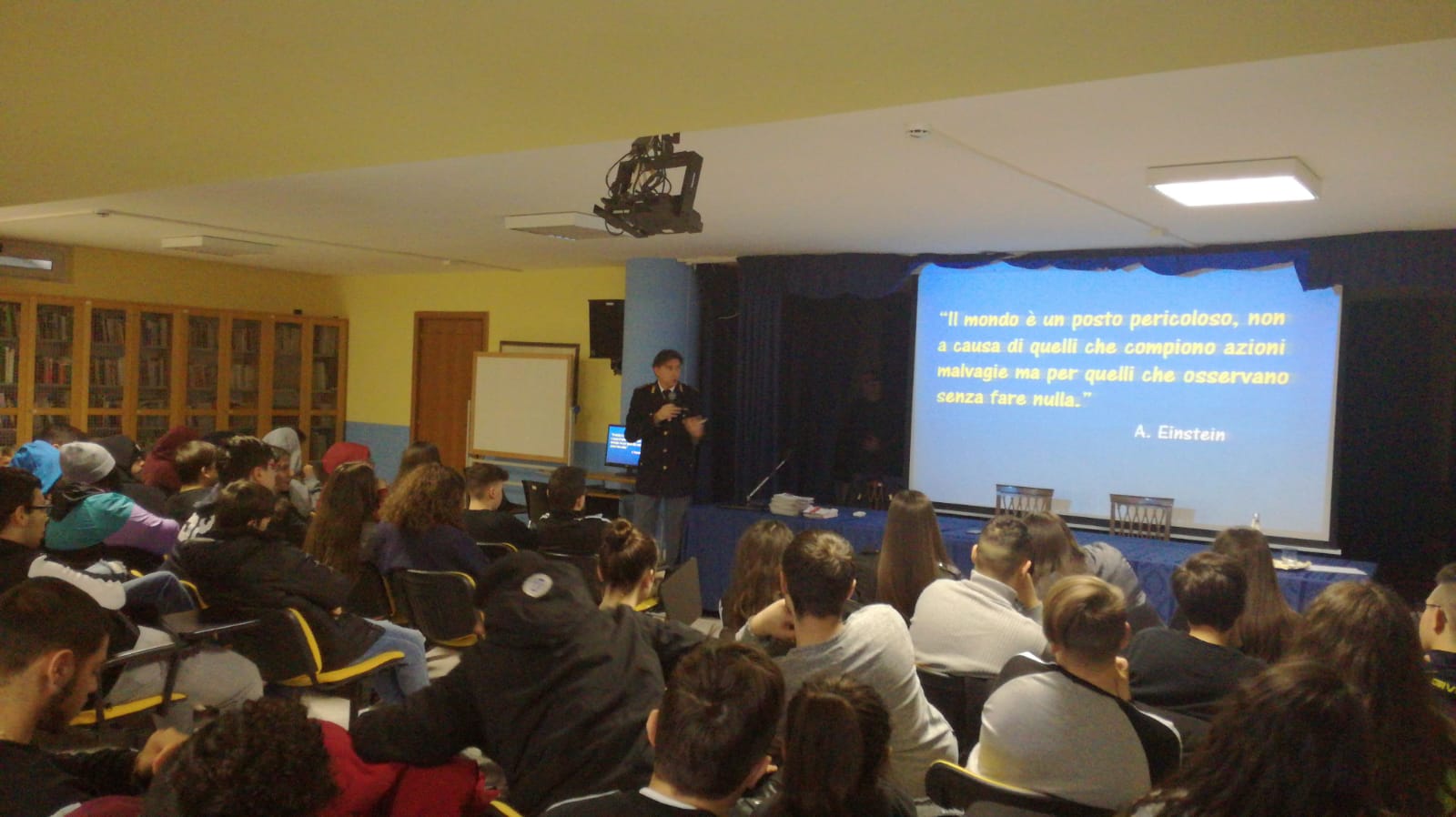 Benevento| Bullismo e cyberbullismo, incontro con la Polizia postale all’istituto “Le Streghe”