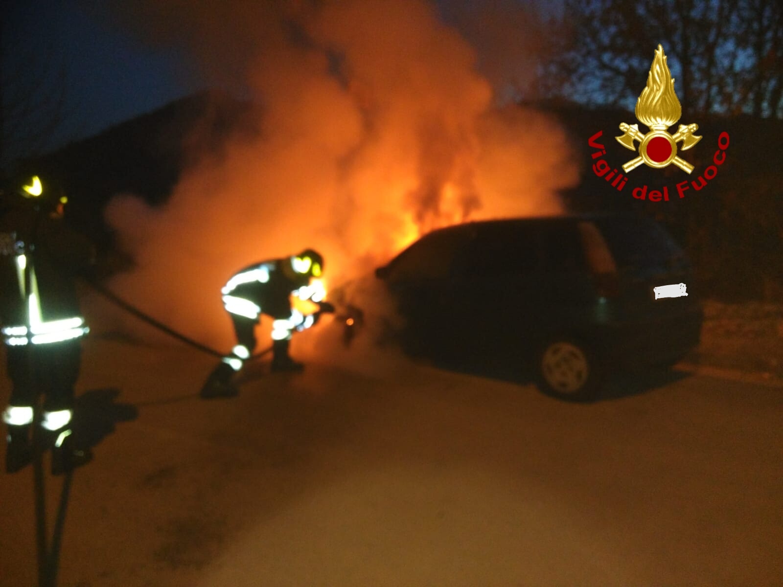Atripalda| Auto in fiamme a contrada Alvanite, intervengono i vigili del fuoco