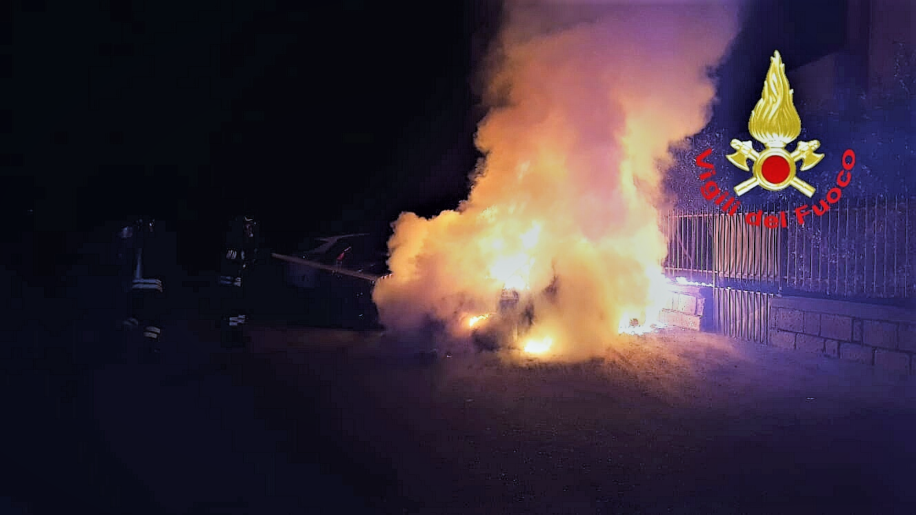 Avellino| Tre auto in fiamme nella notte, paura tra i residenti di via Tedesco e via Giovanni Battista