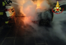 Avellino| Auto in fiamme nella notte in pieno centro, attimi di paura tra i residenti di via De Renzi