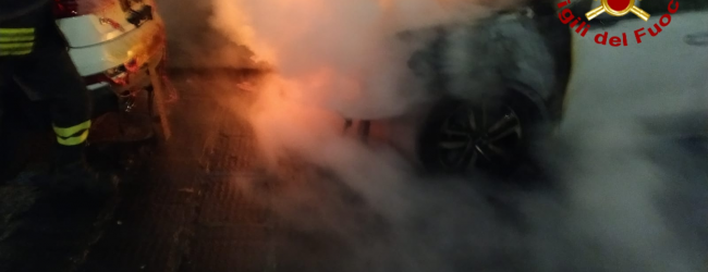 Avellino| Auto in fiamme nella notte in pieno centro, attimi di paura tra i residenti di via De Renzi