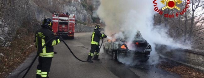Auto in fiamme sui tornanti, paura per una famiglia diretta al Santuario di Montevergine