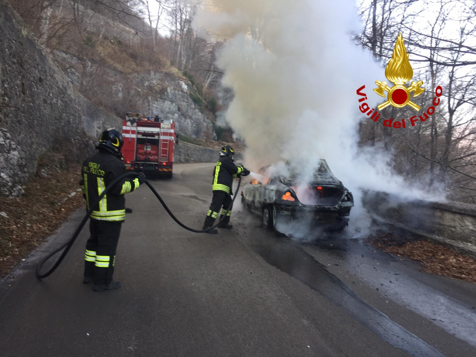 Auto in fiamme sui tornanti, paura per una famiglia diretta al Santuario di Montevergine