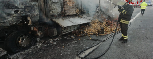 Vallata| A16, autocarro in fiamme completamente carbonizzato: conducente sotto shock