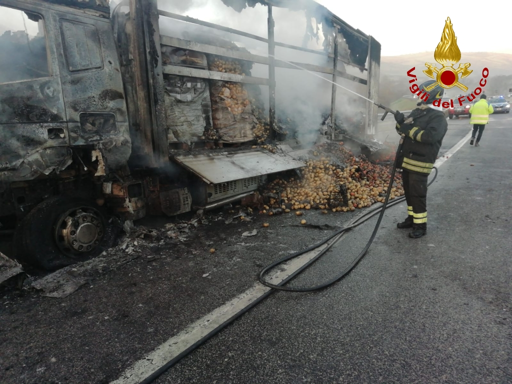 Vallata| A16, autocarro in fiamme completamente carbonizzato: conducente sotto shock