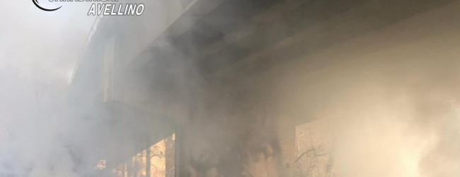 Teora| A fuoco balle di fieno sotto il ponte della ss 691, strada chiusa nella notte e verifiche al viadotto