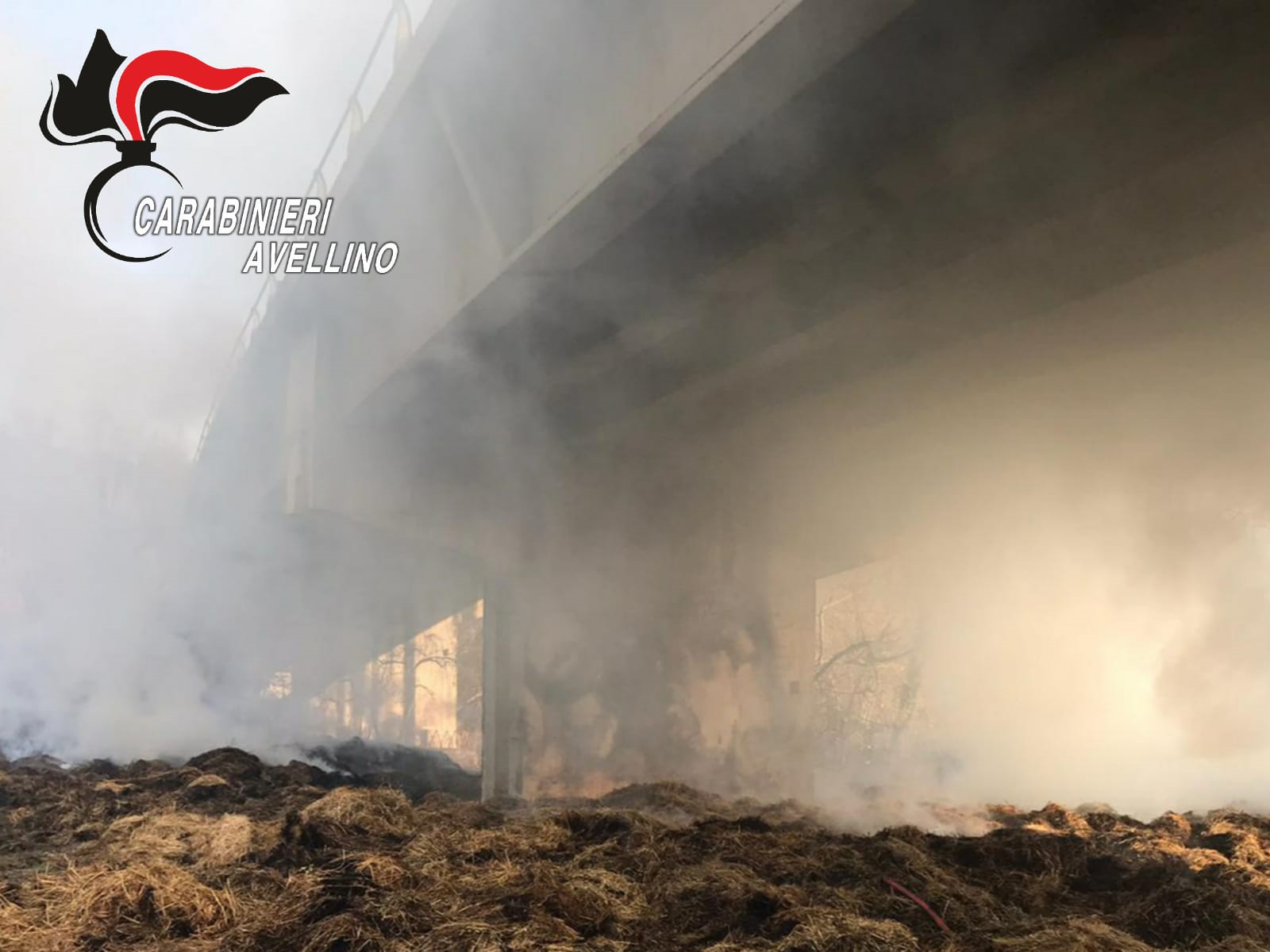 Teora| A fuoco balle di fieno sotto il ponte della ss 691, strada chiusa nella notte e verifiche al viadotto