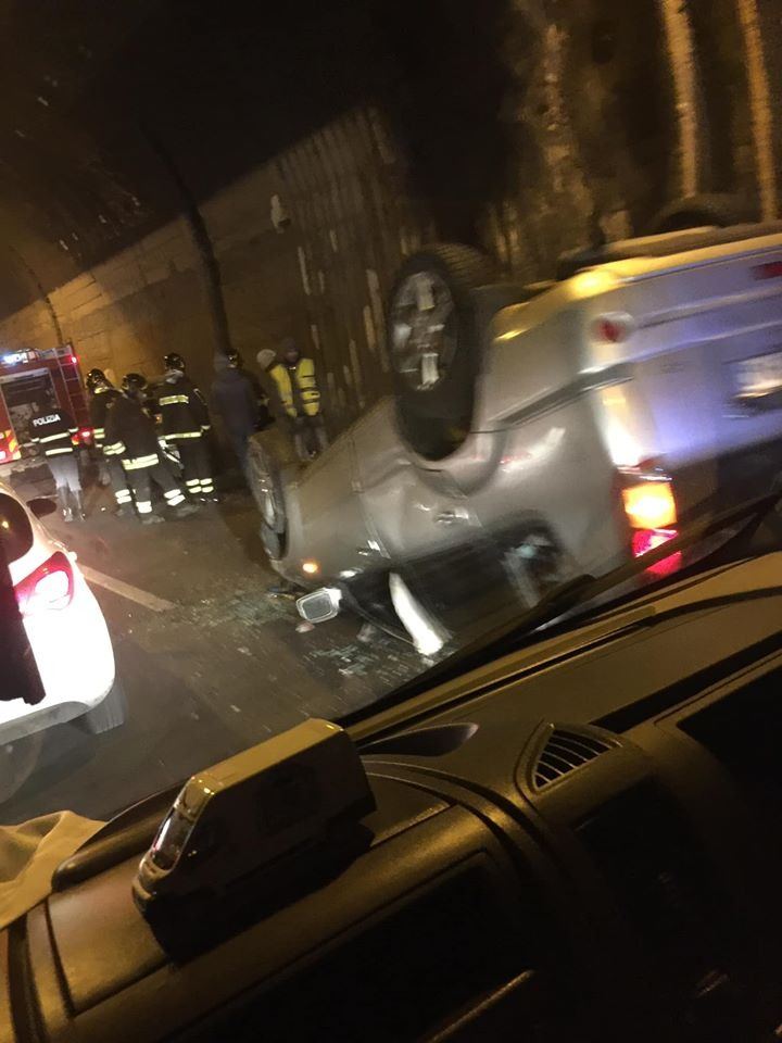 Incidente sotto la galleria di Solofra: auto si ribalta, due feriti ricoverati all’ospedale “Landolfi”