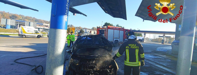 Auto in fiamme nell’area di servizio di Mirabella Eclano, paura per il conducente
