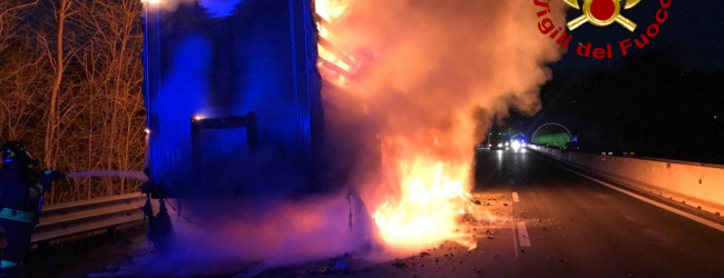 Pratola Serra| Camion in fiamme sull’A16, autostrada chiusa e traffico in tilt