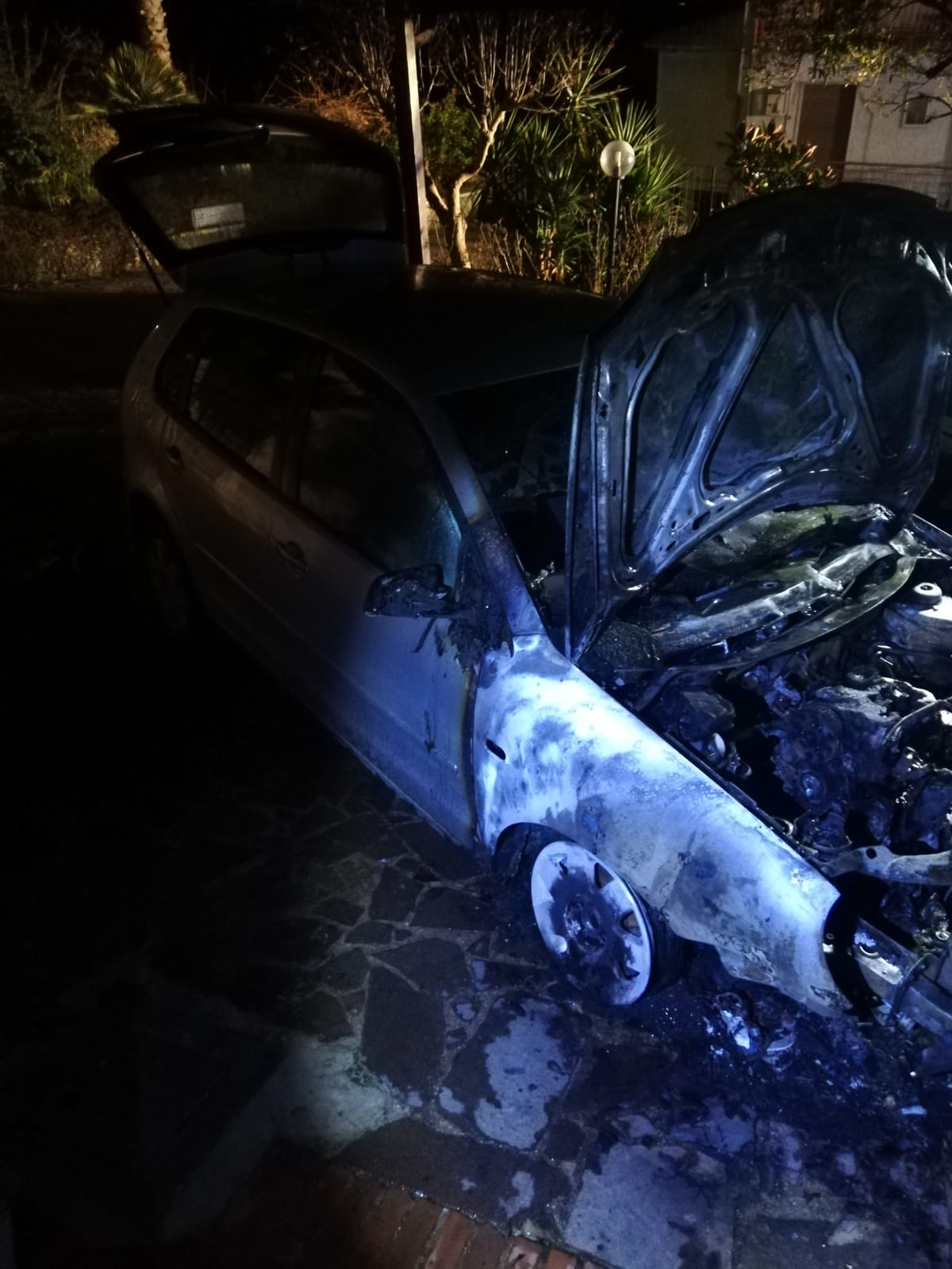 Pannarano| Auto in fiamme nella notte, si ipotizza corto circuito/FOTO