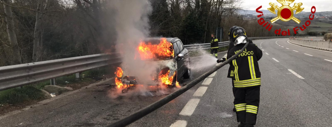 Castel del Lago| Auto in fiamme sull’A16, paura per i due ragazzi a bordo del veicolo