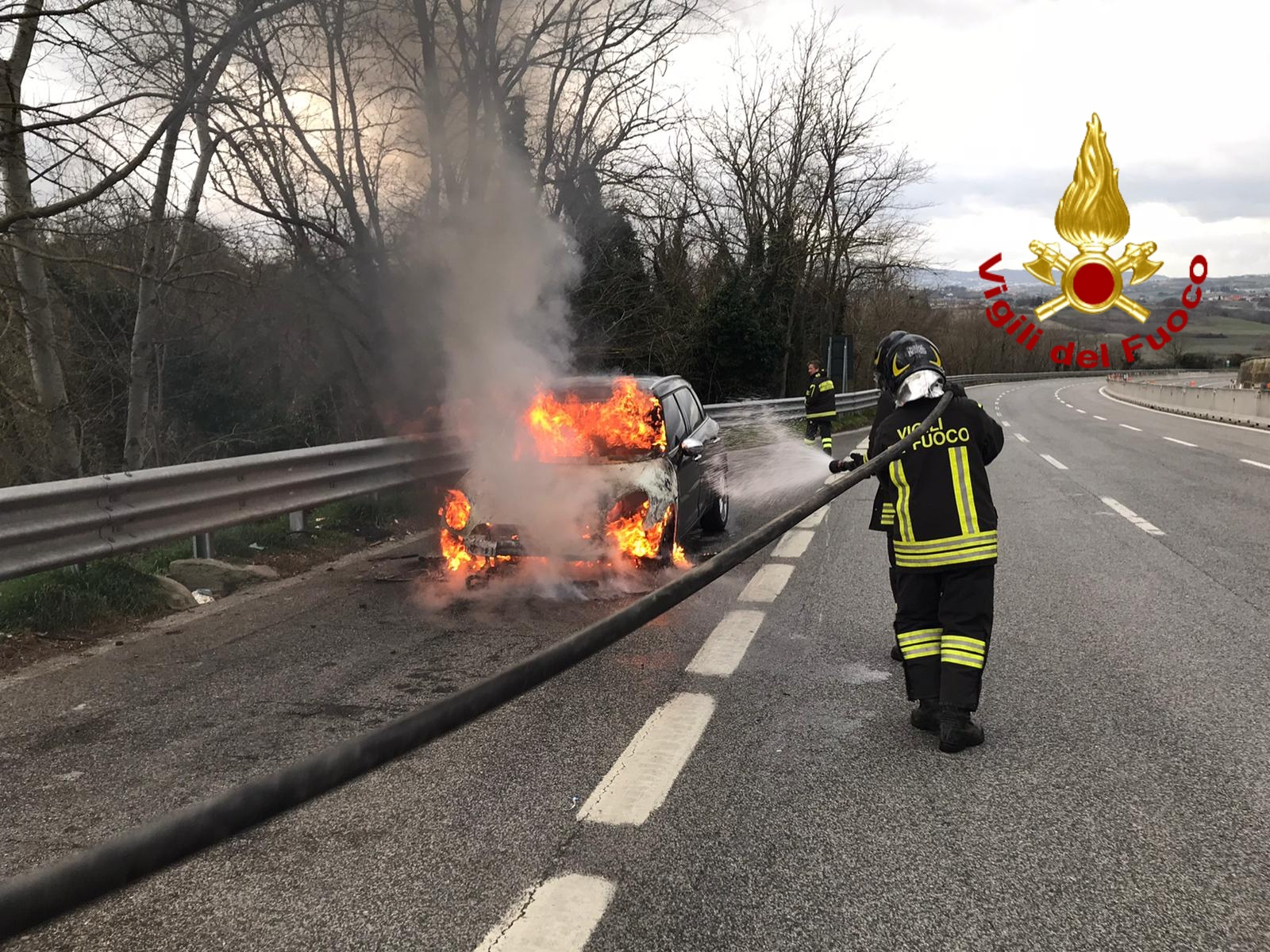 Castel del Lago| Auto in fiamme sull’A16, paura per i due ragazzi a bordo del veicolo
