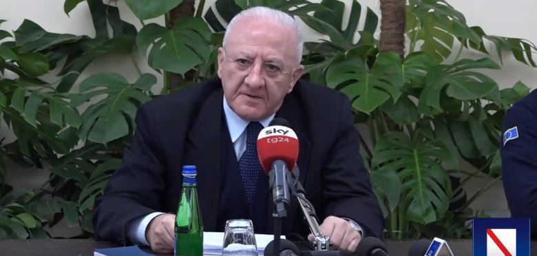 Covid-19, De Luca: “Continuano gli assembramenti, necessario l’intervento dell’Esercito”