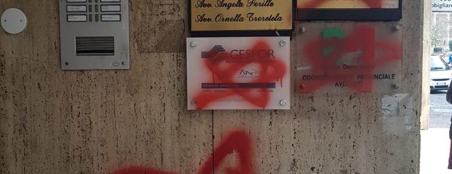 Avellino| Simboli delle brigate rosse davanti alla sede del Pd, Cennamo: non ci lasciamo intimidire