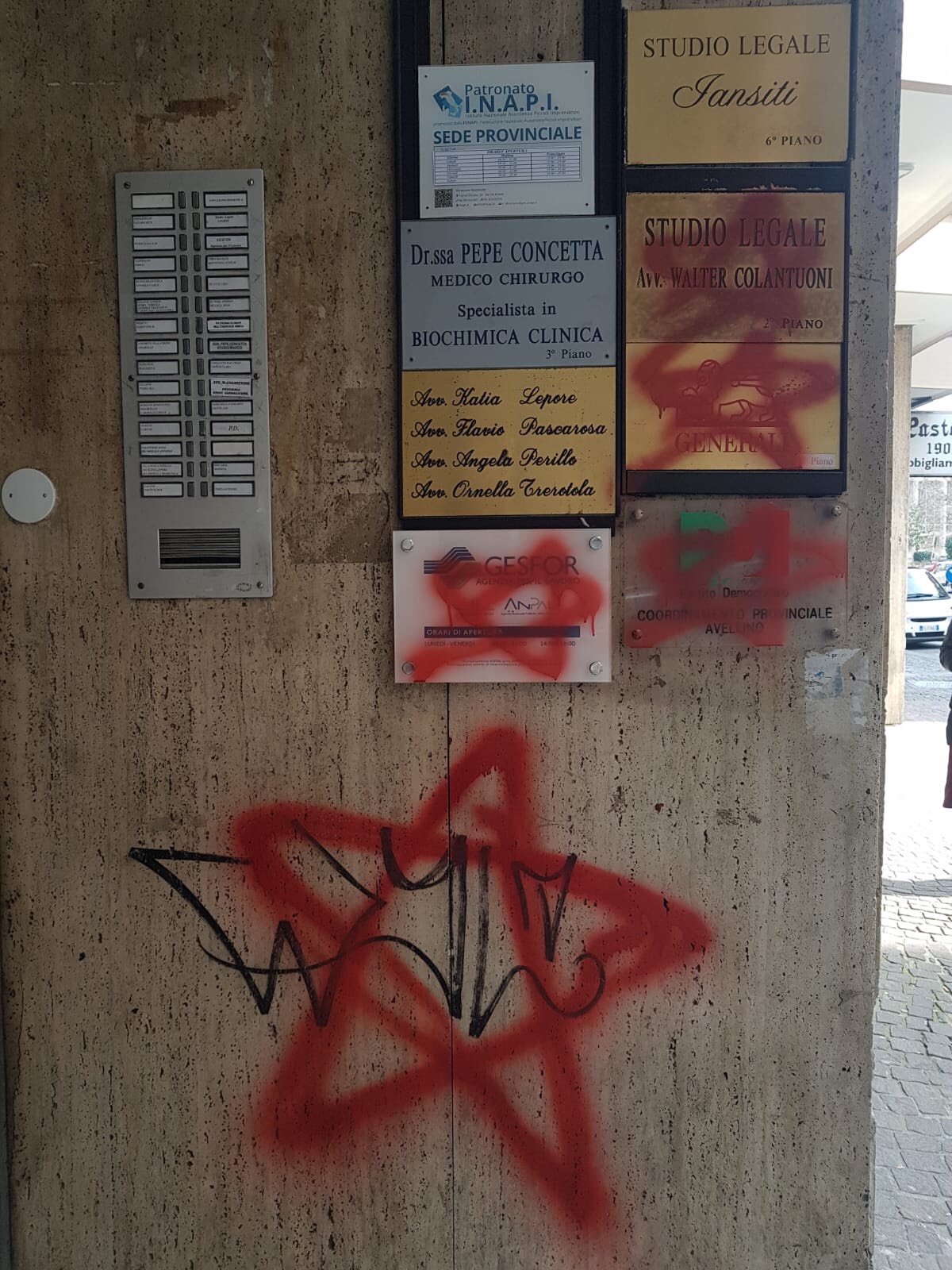 Avellino| Simboli delle brigate rosse davanti alla sede del Pd, Cennamo: non ci lasciamo intimidire