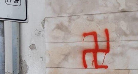 Svastiche sui muri di Mirabella, denunciati un 20enne e un minore. La notte brava potrebbe costargli cara