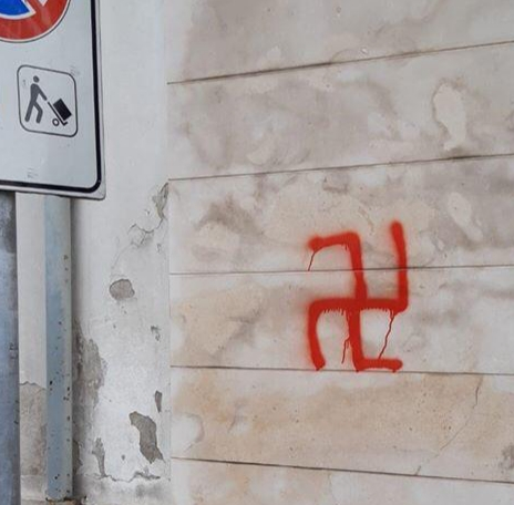 Svastiche sui muri di Mirabella, denunciati un 20enne e un minore. La notte brava potrebbe costargli cara
