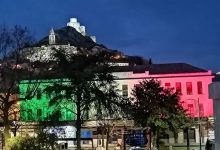 A Montesarchio l’edificio delle scuole elementari si tinge di tricolore