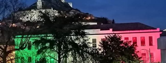A Montesarchio l’edificio delle scuole elementari si tinge di tricolore