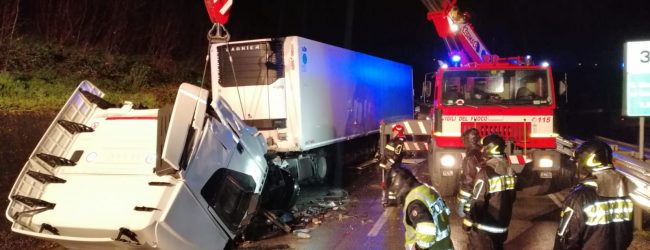 Castel del lago| Tir si ribalta sul raccordo autostradale , ferito 30enne