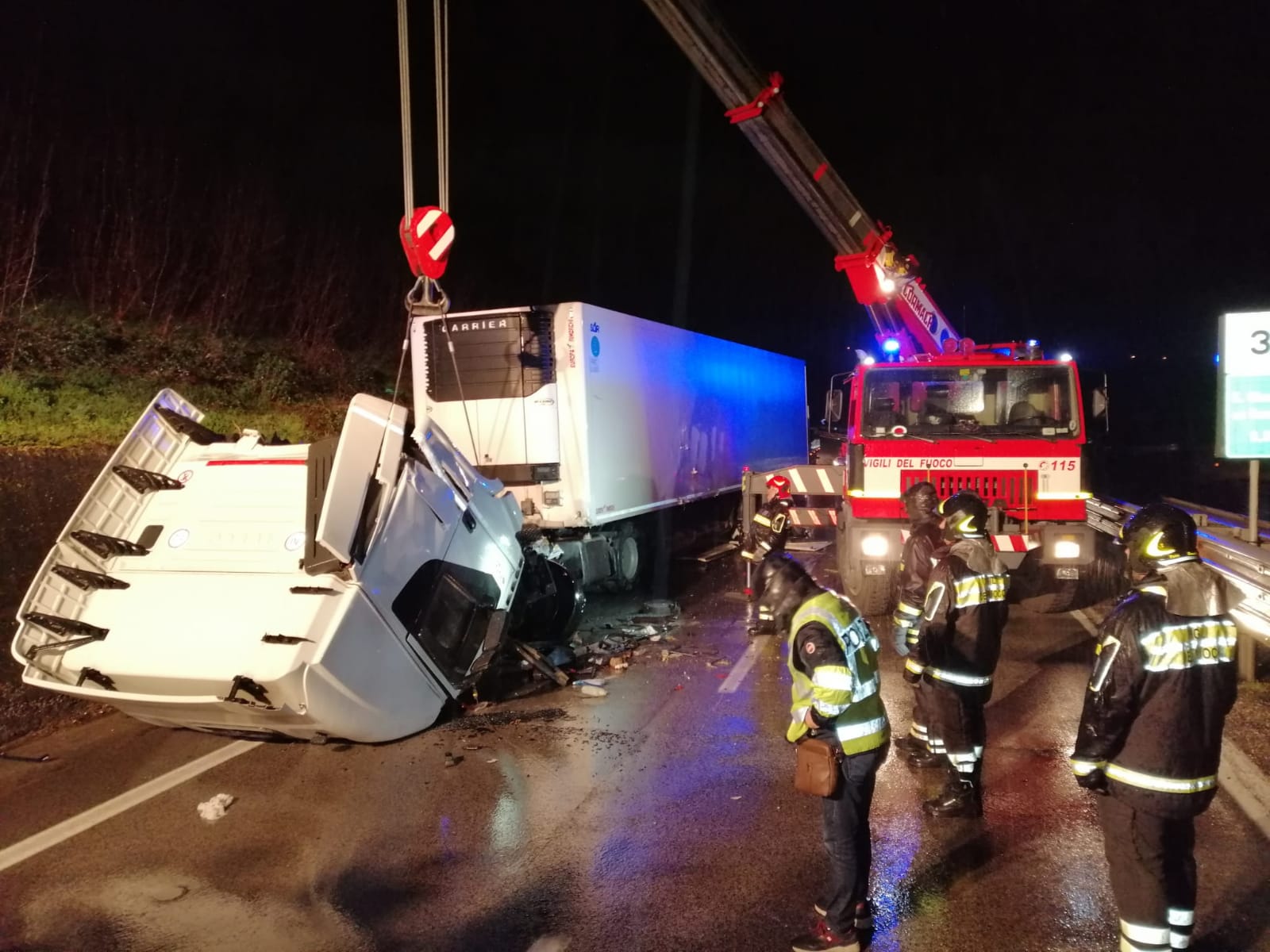 Castel del lago| Tir si ribalta sul raccordo autostradale , ferito 30enne