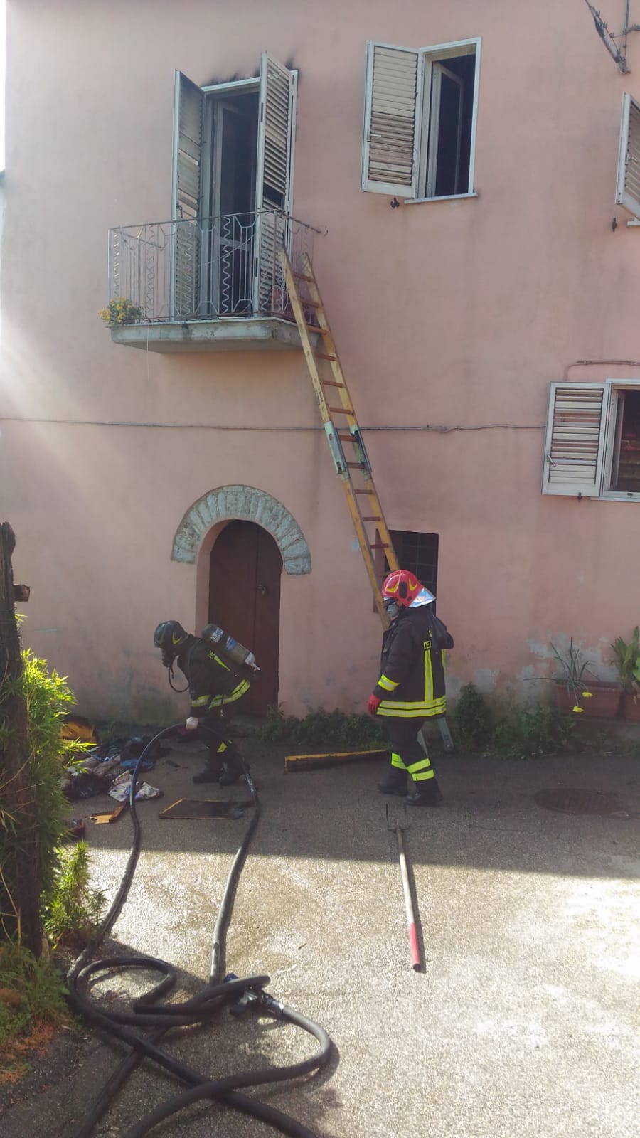 Apollosa| In fiamme secondo piano di una abitazione