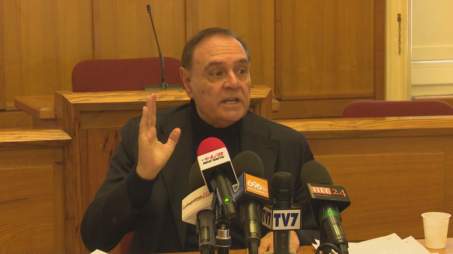 Continua il botta e risposta tra Mastella e Salvini. Il sindaco di Benevento: “A fare la spesa può andare una per volta”