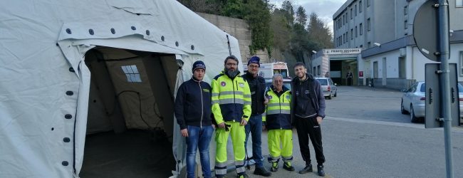 Coronavirus, montata davanti all’ospedale di Ariano Irpino la tenda pre-triage