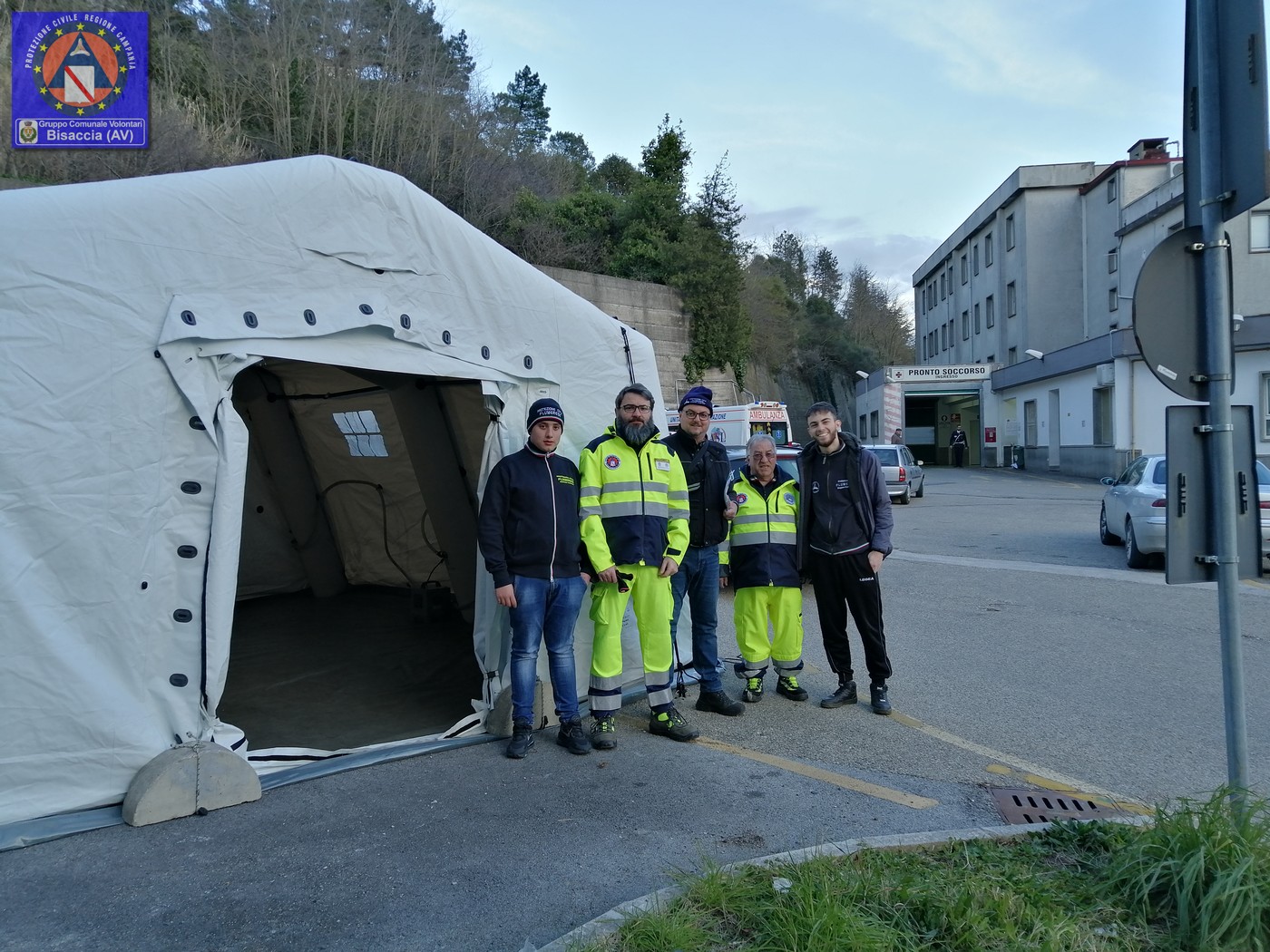 Coronavirus, montata davanti all’ospedale di Ariano Irpino la tenda pre-triage