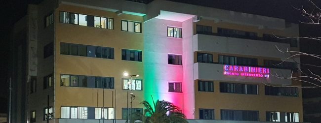 Avellino| Covid-19, il messaggio di speranza del Comando provinciale dell’Arma che si illumina con il Tricolore