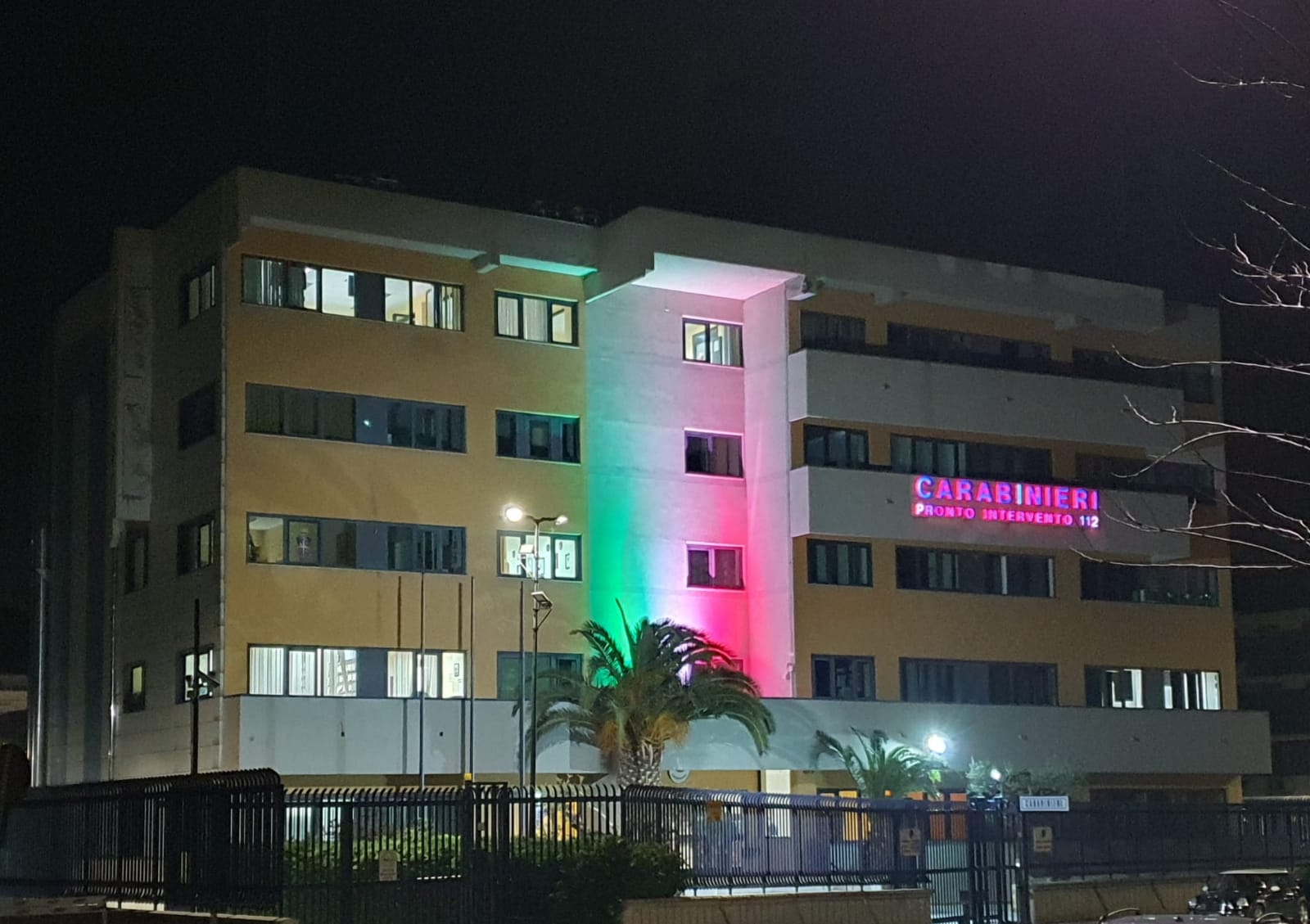 Avellino| Covid-19, il messaggio di speranza del Comando provinciale dell’Arma che si illumina con il Tricolore