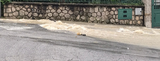 Avellino| Si rompe una condotta idrica, perdita fiume in via Tuoro e mezza città senz’acqua