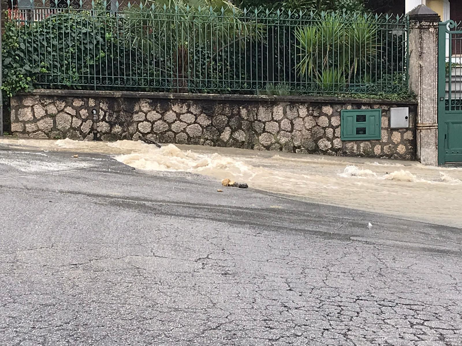 Avellino| Si rompe una condotta idrica, perdita fiume in via Tuoro e mezza città senz’acqua