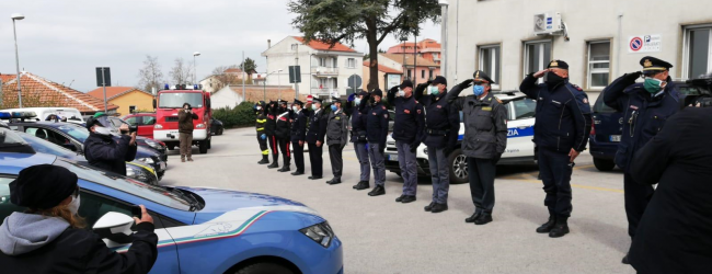 Ariano Irpino| Le forze dell’ordine omaggiano gli operatori del “Frangipane”, Morgante (Asl): grazie a chi ci è vicino in questi giorni difficili