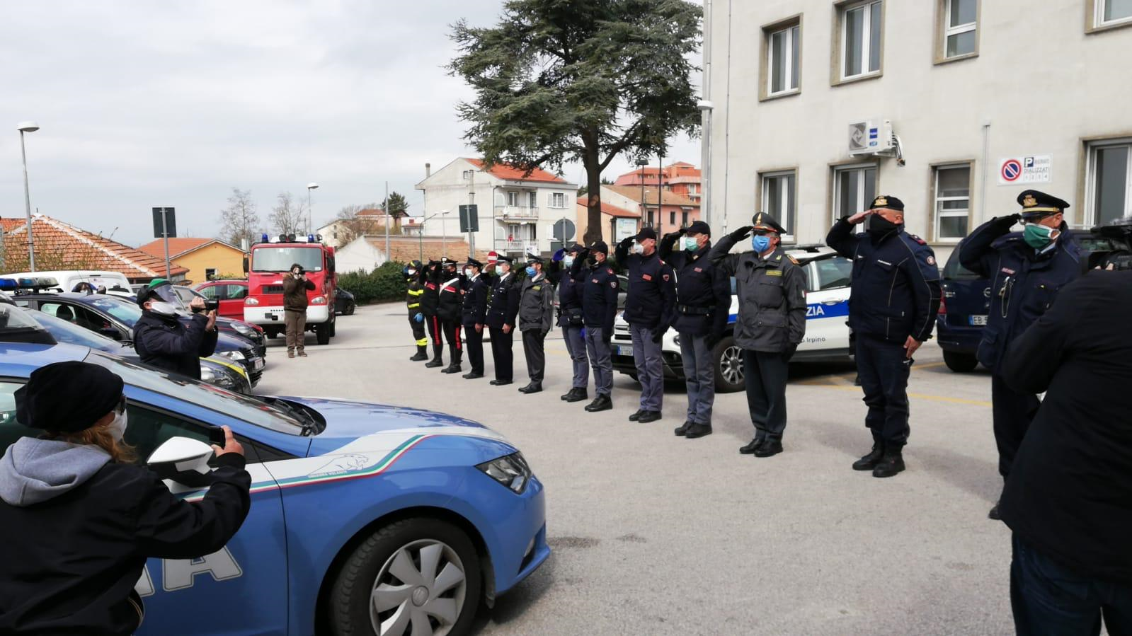 Ariano Irpino| Le forze dell’ordine omaggiano gli operatori del “Frangipane”, Morgante (Asl): grazie a chi ci è vicino in questi giorni difficili