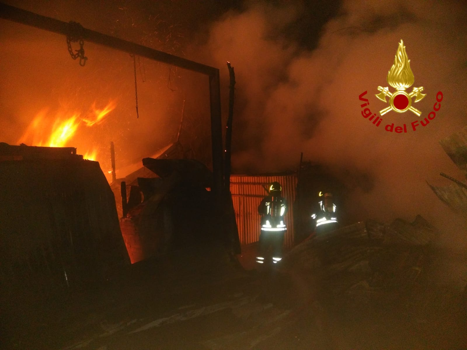 Incendi a Montoro e Serino, i vigili del fuoco “salvano” un’abitazione e un deposito