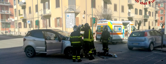 Avellino| Scontro tra due auto a piazza Perugini, due le persone rimaste ferite