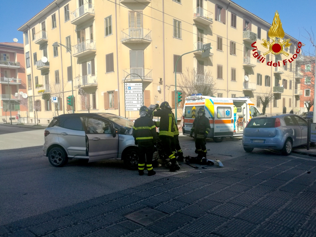 Avellino| Scontro tra due auto a piazza Perugini, due le persone rimaste ferite