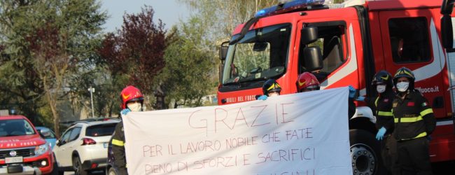 Benevento| Il momento della solidarietà: i Vigili del Fuoco omaggiano i medici e gli infermieri del San Pio