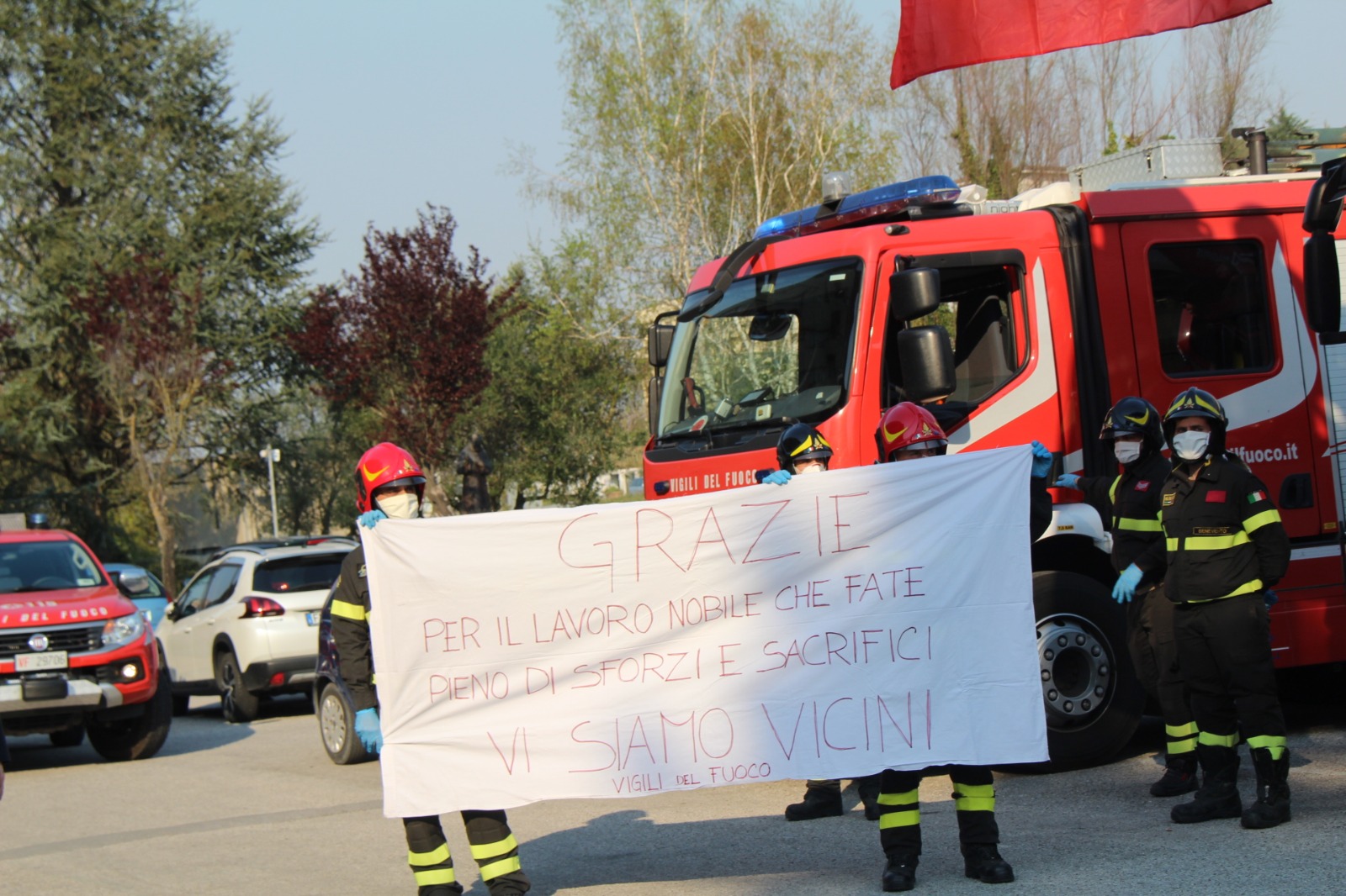 Benevento| Il momento della solidarietà: i Vigili del Fuoco omaggiano i medici e gli infermieri del San Pio