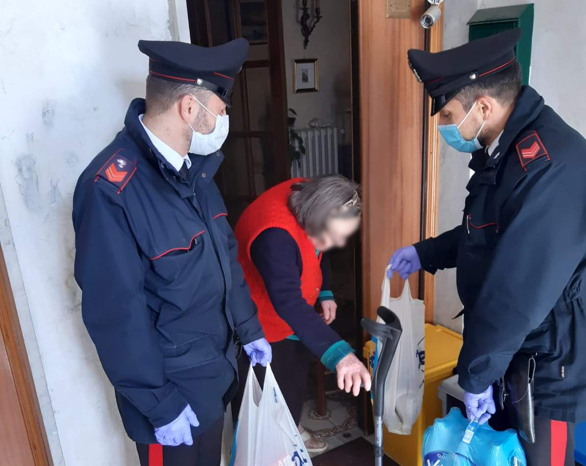 Montemiletto| Anziana sola e senza cibo: i Carabinieri le fanno la spesa e le tengono compagnia