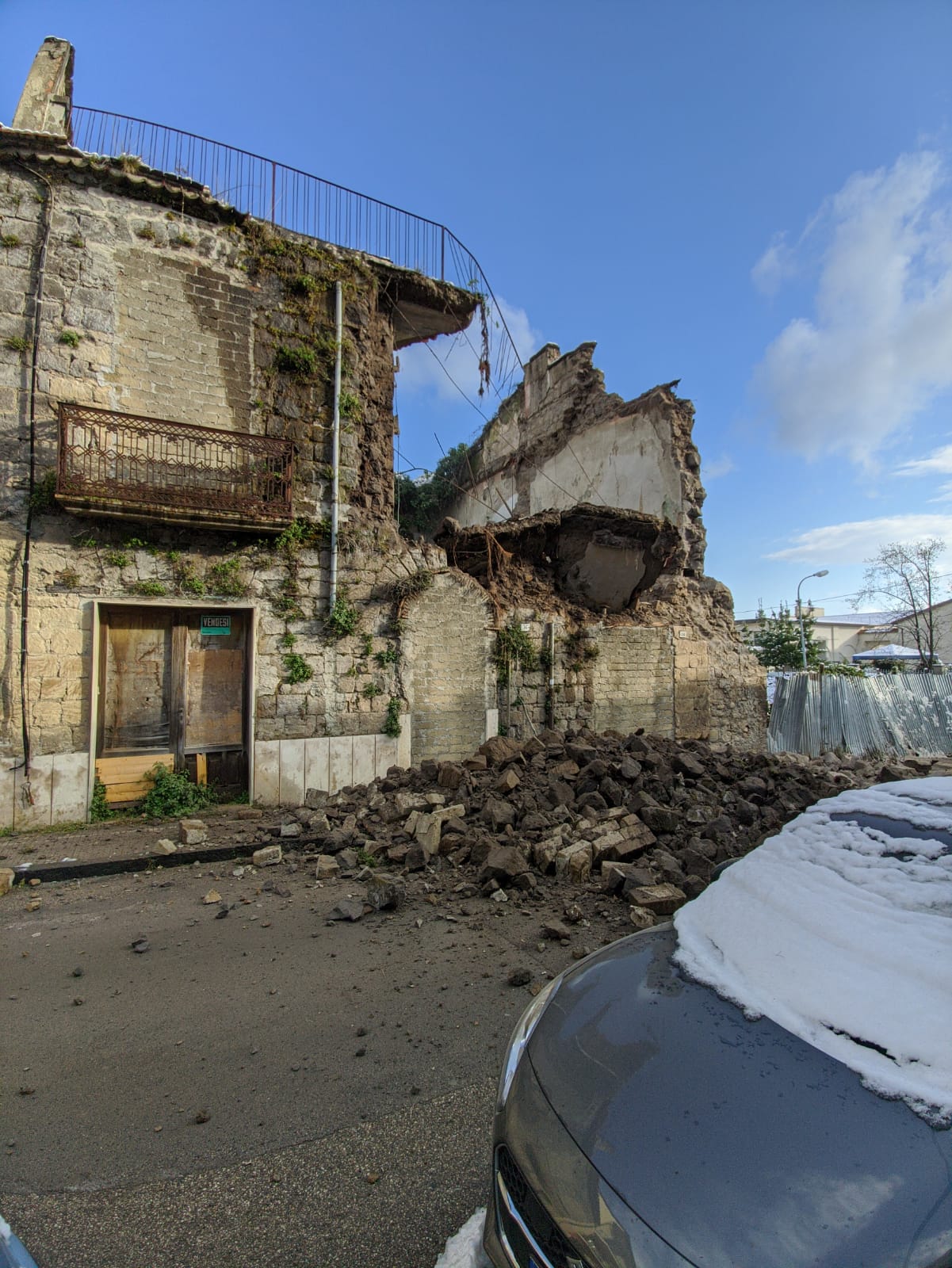 San Giorgio del Sannio| Crolla vecchio edificio nei pressi di piazza Immacolata/FOTO