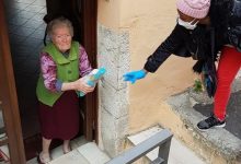 Torrecuso| Covid-19, operatori dello Sprar e Misericordia consegnano a domicilio i sacchetti per l’immondizia